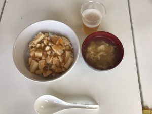 日曜日の調理実習第一回　麻婆丼とコンソメスープ+梅ソーダ